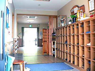 明るい入口の廊下