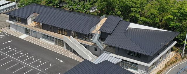 黒屋根の建物外観