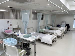 明るい多床室の居室  
