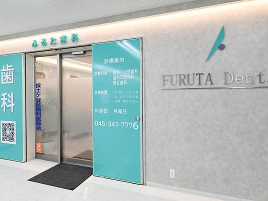 明るい受付前の廊下  