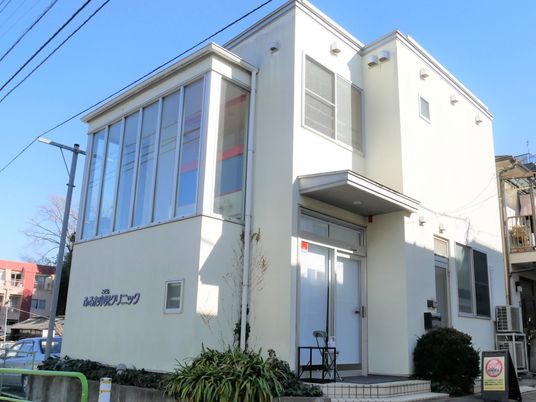 白い建物の外観  