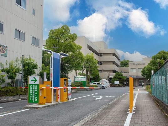 施設の正面玄関  