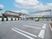 広い駐車場の外観  