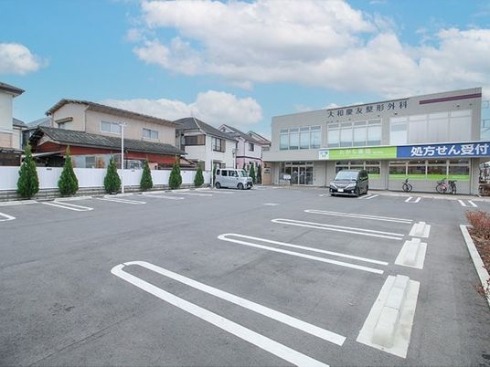 広い駐車場の外観  