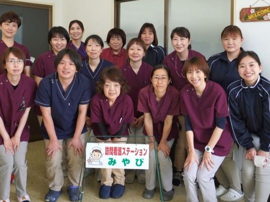 スタッフ集合の室内  