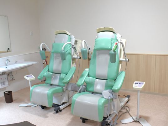 機能訓練用の椅子が並ぶ室内  
