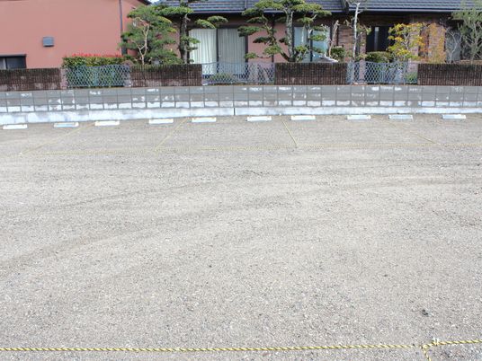 建物前の駐車場  