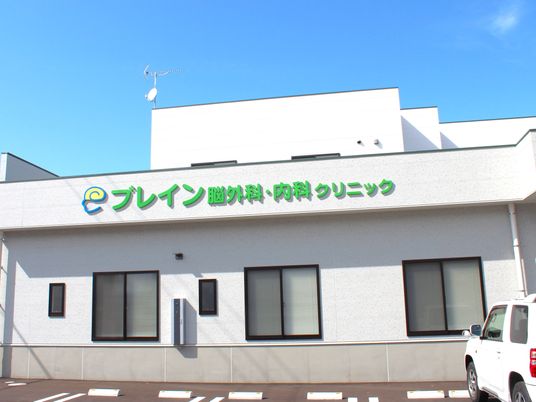 青空の建物外観  