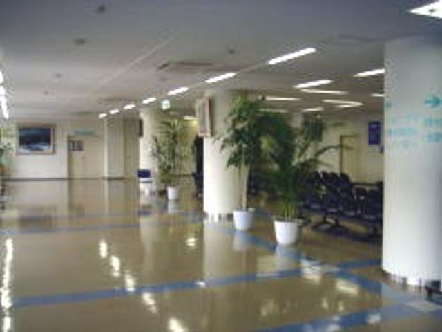 明るい廊下 廊下   広い廊下に光が入り、床がきれいに保たれています。移動しやすい見通しのよい空間です。