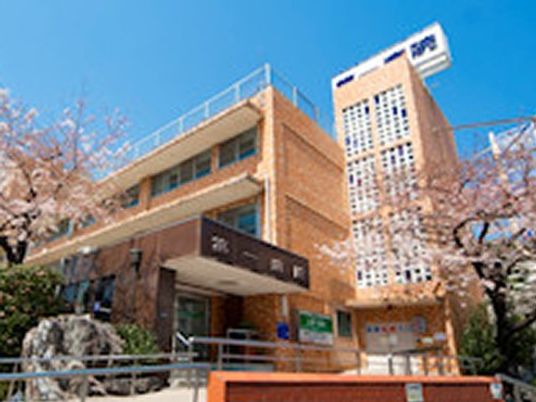 明るい外観の建物  