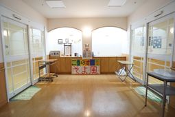 明るい受付エリア