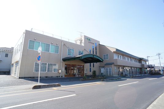 明るい外観の建物