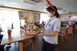 スタッフとケーキの食堂