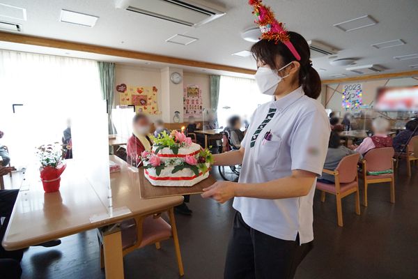 スタッフとケーキの食堂