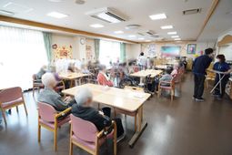 明るい食堂の様子