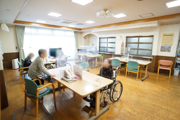 居室で過ごす人々