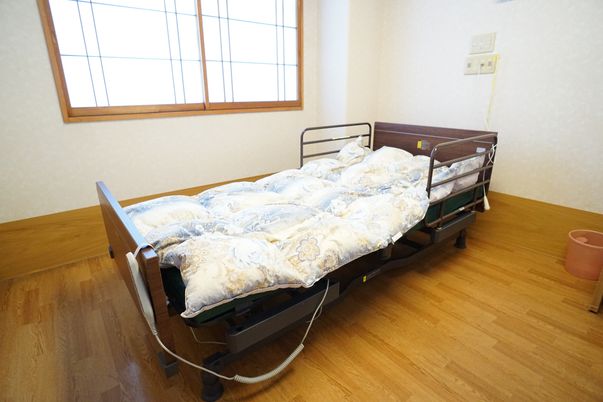 調整可能なベッドのある居室