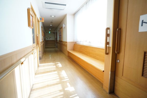 温もりのある明るい廊下
