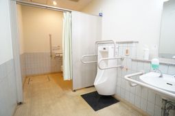 バリアフリー設計の浴室