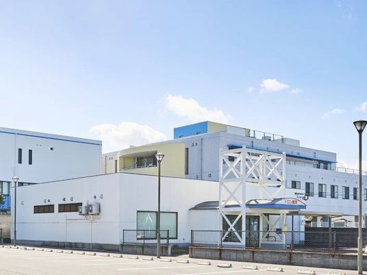 明るい外観の建物  