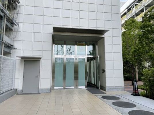 施設の正面玄関  