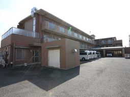 広々とした駐車場のある施設