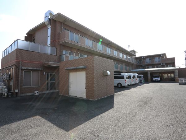 広々とした駐車場のある施設
