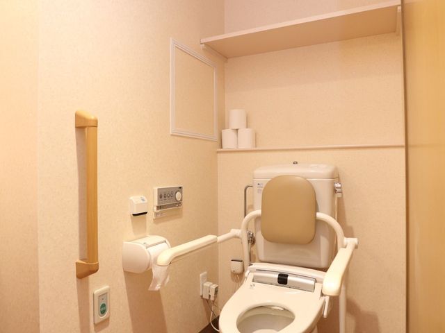 バリアフリー設計のトイレ トイレ 安全かつ便利にご利用いただける、手すり付きのトイレです。明るく清潔感のある空間をご提供しております。