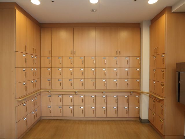 整然と並んだロッカー 共有スペース 清潔感のある木目調のロッカーです。個人の大切な物を整理整頓して保管できる設備が整っています。