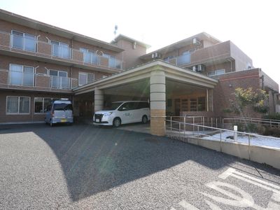 明るいエントランスの外観