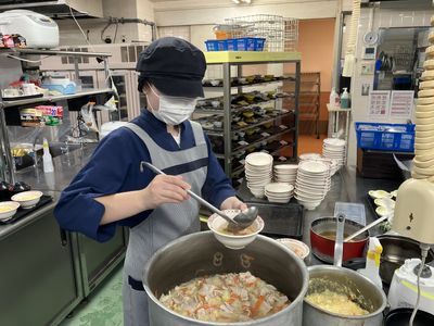 スタッフが働くキッチン