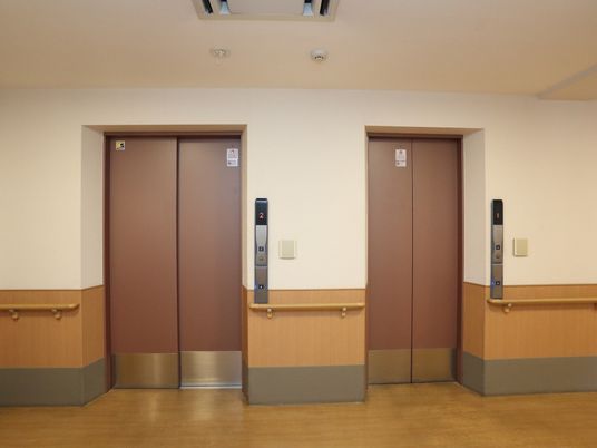 エレベーターホールの両開き扉