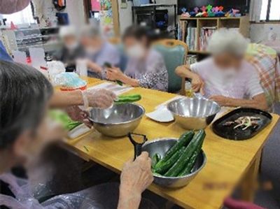 野菜を切る様子の部屋
