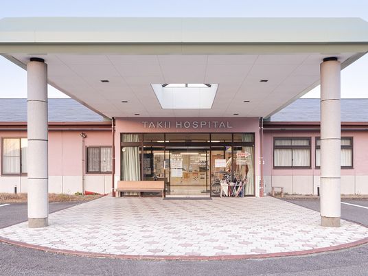病院の正面玄関  