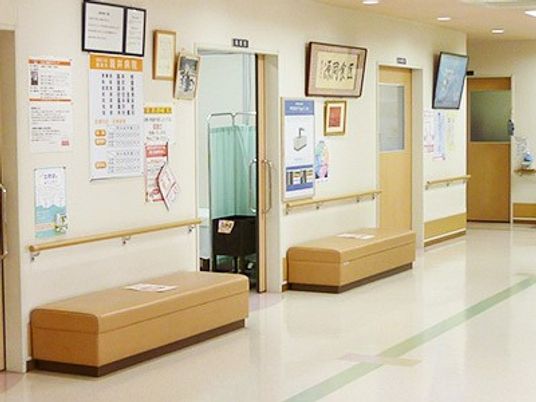 手すりのある明るい廊下  