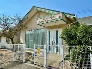 明るい建物外観  