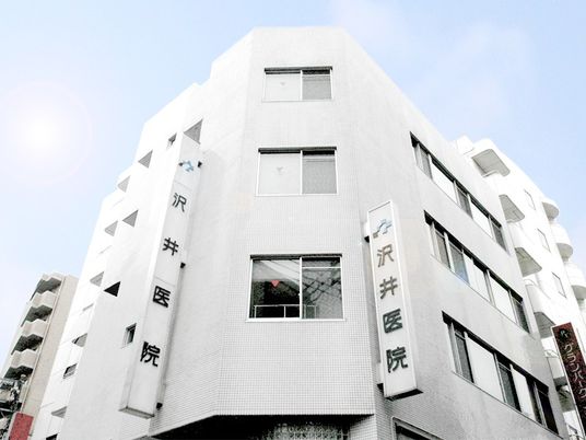 病院名が見える外観  