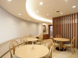明るい食堂のテーブル席  