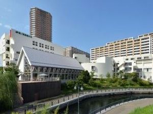 外観の建物と水辺  