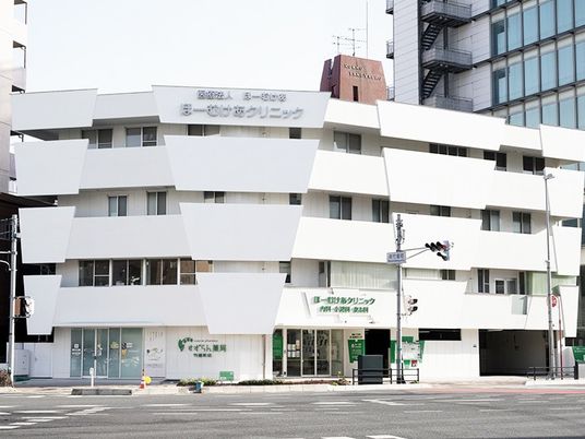 白い外観の建物  