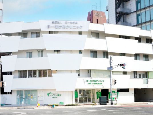 白い外観の建物  