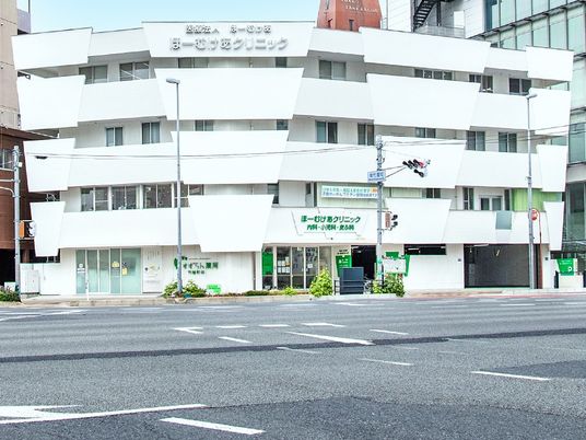 白い外観の建物  