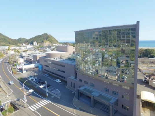 海沿いの施設外観  