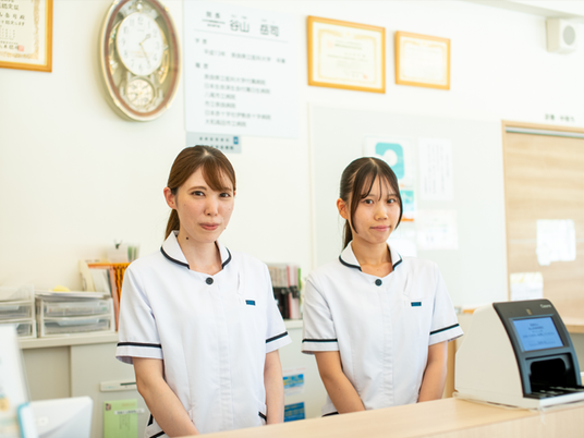 受付に立つスタッフ  