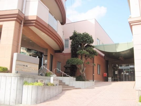 施設の外観と玄関前  