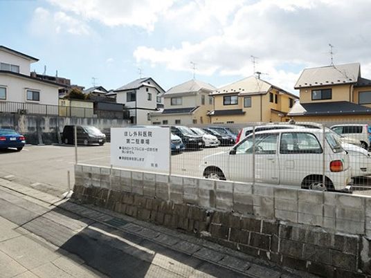 駐車場と看板の外観  