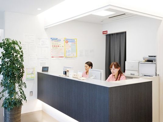 受付カウンターとスタッフのフロント  