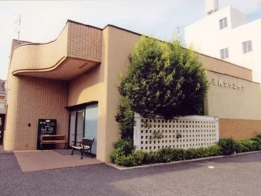 落ち着いた外観の建物  