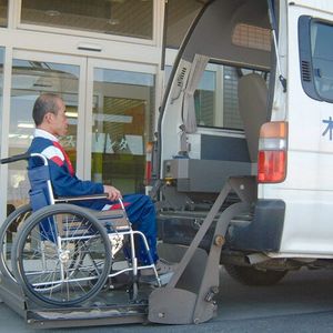 車椅子の男性と車両の入口