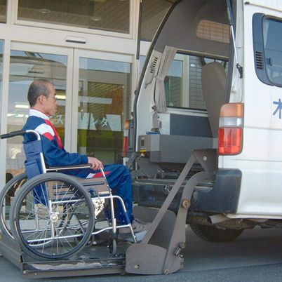 車椅子の男性と車両の入口